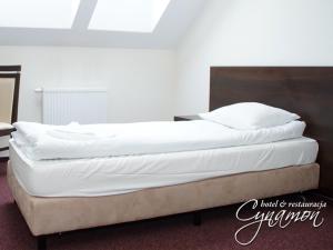 Łóżko lub łóżka w pokoju w obiekcie Hotel Cynamon