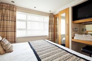 Postel nebo postele na pokoji v ubytování Queens Mansions: Clitheroe Suite