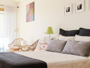 een slaapkamer met een bed, een tafel en stoelen bij IM On Meia Praia Terrasse in Lagos +13 foto's