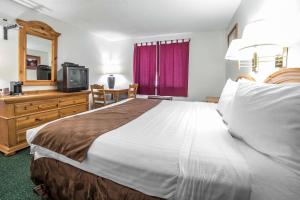 Postel nebo postele na pokoji v ubytování Rodeway Inn Bryce Canyon