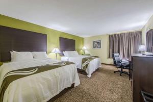 蒙西的住宿－Quality Inn & Suites University Area，酒店客房,配有两张床和椅子