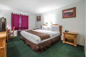 Postel nebo postele na pokoji v ubytování Rodeway Inn Bryce Canyon