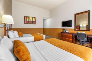 Postel nebo postele na pokoji v ubytování Comfort Inn Chihuahua
