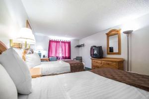 Postel nebo postele na pokoji v ubytování Rodeway Inn Bryce Canyon