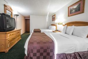 Кровать или кровати в номере Rodeway Inn Bryce Canyon