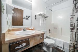 y baño con lavabo y aseo. en Rodeway Inn Bryce Canyon, en Panguitch