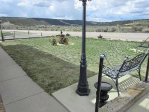 um banco ao lado de uma luz de rua com um canhão em Rodeway Inn Bryce Canyon em Panguitch