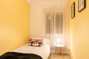 Łóżko lub łóżka w pokoju w obiekcie SevillaHome Teodosio 27