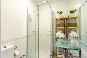 セビリアにあるSevillaHome Teodosio 27のバスルーム(ガラス張りのシャワー、シンク付)
