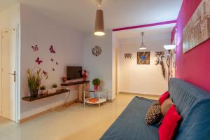 セビリアにあるSevillaHome Teodosio 27のピンクの壁のベッドルーム1室(青いベッド1台付)