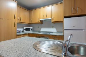 Kuchnia lub aneks kuchenny w obiekcie SevillaHome Teodosio 27