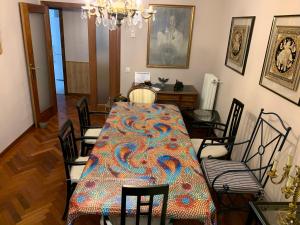 a dining room with a table and some chairs at Apartamentos Torr Zona Caja Mágica, Hospital 12 de Octubre - Con Garaje Incluido in Madrid