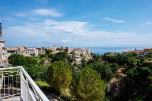 een balkon met uitzicht op de stad en de oceaan bij Donna Rosa Accommodation in Tropea