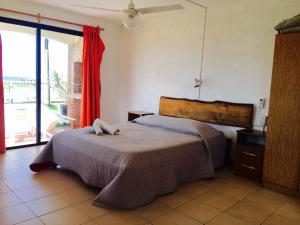 拉帕洛马La Paloma del Mar的一间卧室，配有两张床和一个大窗户 更多36张照片