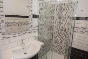 een badkamer met een wastafel en een douche bij Donna Rosa Accommodation in Tropea