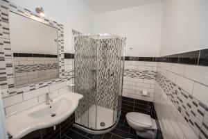 トロペアにあるDonna Rosa Accommodationのバスルーム(洗面台、トイレ、鏡付)