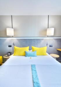 Postel nebo postele na pokoji v ubytování Hôtel Le Roosevelt Lyon