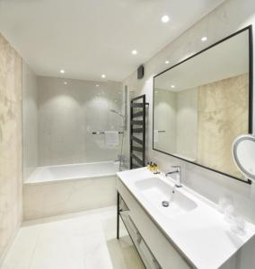 Koupelna v ubytování Hôtel Le Roosevelt Lyon