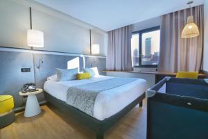Postel nebo postele na pokoji v ubytování Hôtel Le Roosevelt Lyon