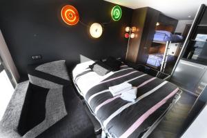 una camera con un letto con una parete nera di El Semáforo - Lujo, Confort y Vistas Espectaculares a Sierra Nevada