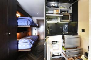 una piccola stanza con un letto a castello e una cucina di El Semáforo - Lujo, Confort y Vistas Espectaculares a Sierra Nevada
