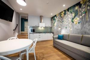 una sala de estar con un sofá y una mesa en Vicario Suites, en Roma