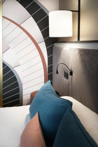 una camera con letto e cuscino blu di Hôtel Le Roosevelt Lyon a Lione