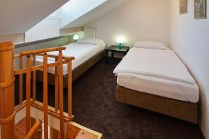 - 2 lits dans une petite chambre avec un escalier dans l'établissement Apartments Jojo, à Bovec