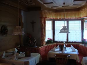 Reštaurácia alebo iné gastronomické zariadenie v ubytovaní Hotel Garni Schieferle