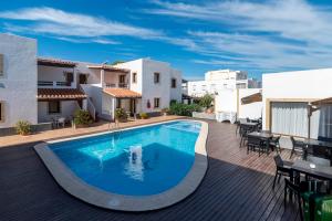 a swimming pool in the middle of a building at Apartamentos Mar y Sal in La Savina