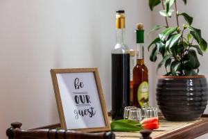un tavolo con una foto e una bottiglia di vino di Apartments "Sun-Mauro" - suitable for groups of people a Novalja (Novaglia)