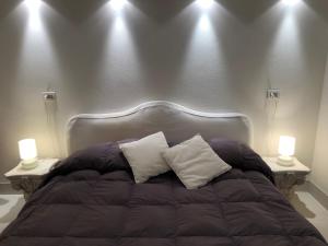 sypialnia z dużym łóżkiem z 2 światłami w obiekcie Venice-Lido apartment with an esclusive garden w Lido di Venezia