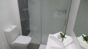 A bathroom at Face à La Mer