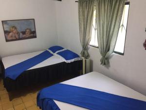 ein kleines Schlafzimmer mit 2 Betten und einem Fenster in der Unterkunft Finca Sol y Luna in San Gil
