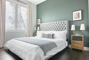 Un dormitorio con una cama grande y una ventana en Sonder The Retreat en Nashville