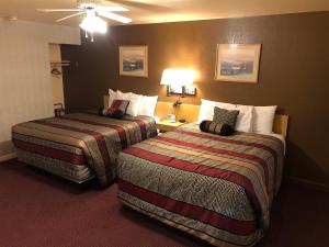 a hotel room with two beds in a room at Scottish Inn Winnemucca in Winnemucca
