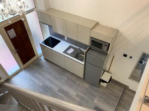 an overhead view of a small kitchen with a microwave at La Ferme Des Barmonts in Villejuif