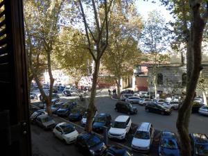 una vista di un parcheggio con auto parcheggiate di At Rome St. Peter's a Roma
