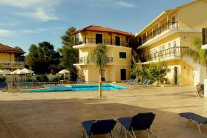 un hotel con piscina y sillas en el patio en La caretta hotel, en Alikanas