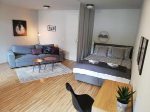 uma sala de estar com uma cama e um sofá em Apartment Nobl plac em Celje