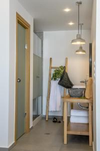 Posteľ alebo postele v izbe v ubytovaní Laia Seafront Luxury Apartments