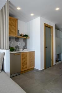 Kuchyňa alebo kuchynka v ubytovaní Laia Seafront Luxury Apartments