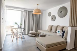 Posedenie v ubytovaní Laia Seafront Luxury Apartments