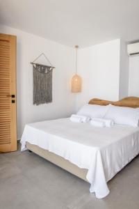 Posteľ alebo postele v izbe v ubytovaní Laia Seafront Luxury Apartments