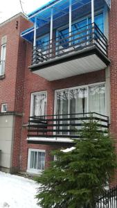 Un edificio con un balcón en el lateral. en Montreal Authentic appartment, en Montreal