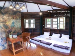 Postel nebo postele na pokoji v ubytování Hidden Treehouse in Khao Yai (8 PAX)