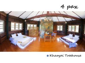 Postel nebo postele na pokoji v ubytování Hidden Treehouse in Khao Yai (8 PAX)