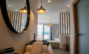 Posedenie v ubytovaní Laia Seafront Luxury Apartments
