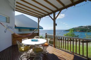 Balcony o terrace sa Le Jardin des Ilets