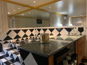 Dapur atau dapur kecil di Days Inn by Wyndham Las Vegas Airport Near the Strip